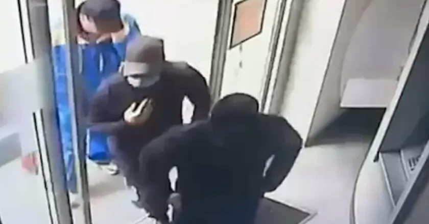 Rapina alla banca di Napoli: riconosciuto il terzo uomo dalla camminata
