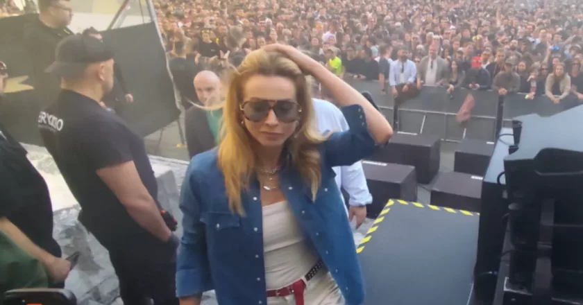 Caos in piazza Matteotti, calca durante il dj set con la Salis: feriti e denuncia di un testimone