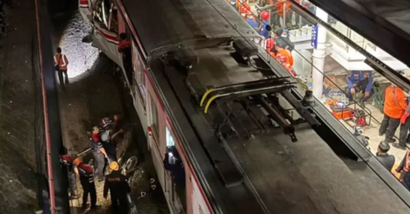 Scontro tra treni a Giacarta: bilancio devastante, morti e feriti