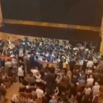 Beatrice Venezi licenziata dalla Fenice: ovazione in teatro, il gesto degli orchestrali