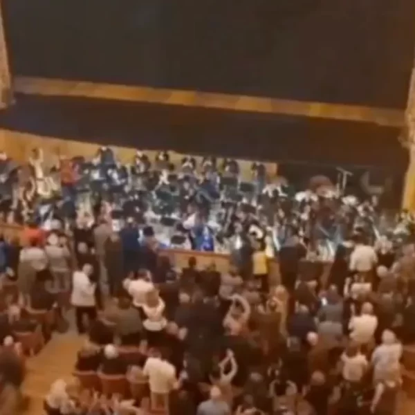 Beatrice Venezi licenziata dalla Fenice: ovazione in teatro, il gesto degli orchestrali