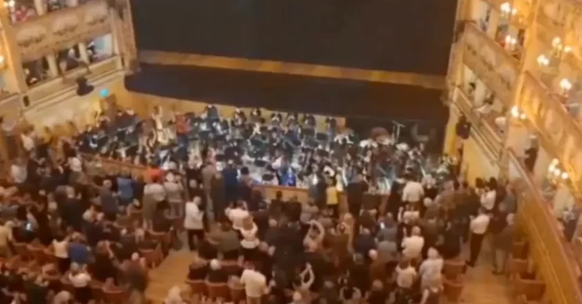Beatrice Venezi licenziata dalla Fenice: ovazione in teatro, il gesto degli orchestrali