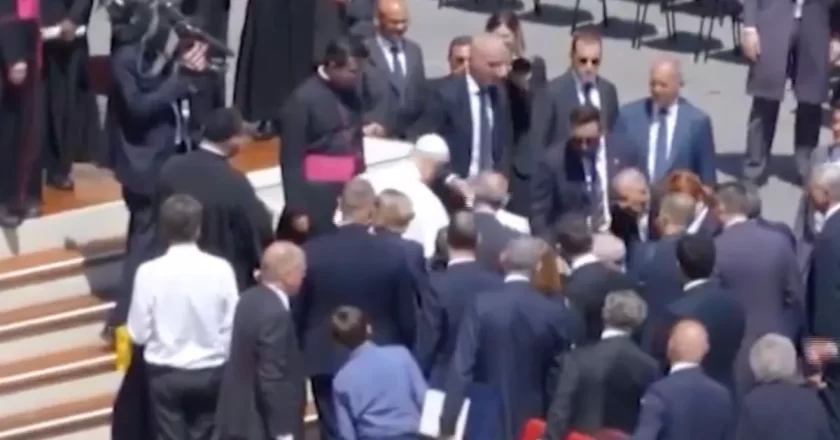 Fedele sviene davanti a Papa Leone XIV in piazza San Pietro: il gesto del Pontefice commuove tutti