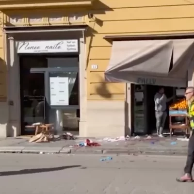 Modena, auto travolge i pedoni in centro: fuga choc dopo l’impatto, passante accoltellato
