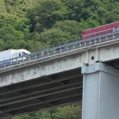 Uomo si lancia dal viadotto sull’A2 a Pizzo Calabro: traffico bloccato e soccorsi inutili