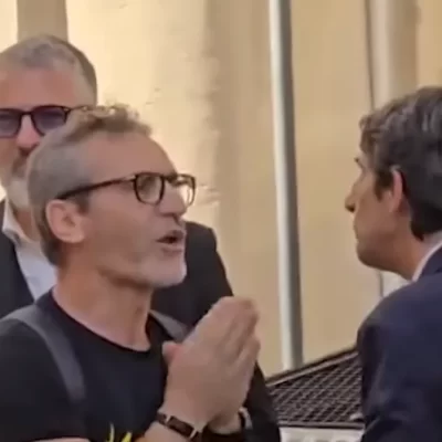 Donzelli contestato fuori da Montecitorio: tensione durante l’intervista