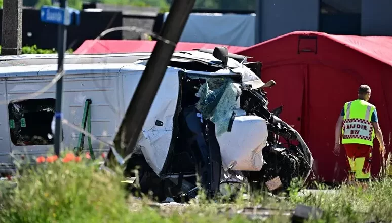 Tragedia. Scuolabus travolto da un treno, ci sono almeno 4 morti: tragico il bilancio