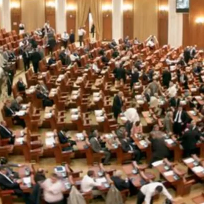 È caduto il governo in Romania: sfiduciato Bolojan con 281 voti su 330