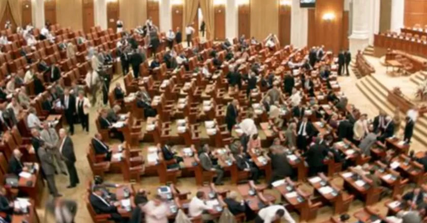 È caduto il governo in Romania: sfiduciato Bolojan con 281 voti su 330