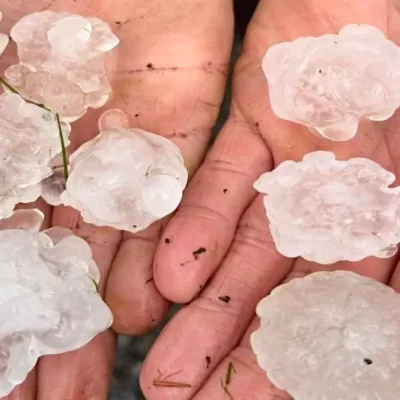 Tempesta supercellulare ai piedi dei Pirenei: grandine fino a 3 centimetri e raffiche a 80 km/h