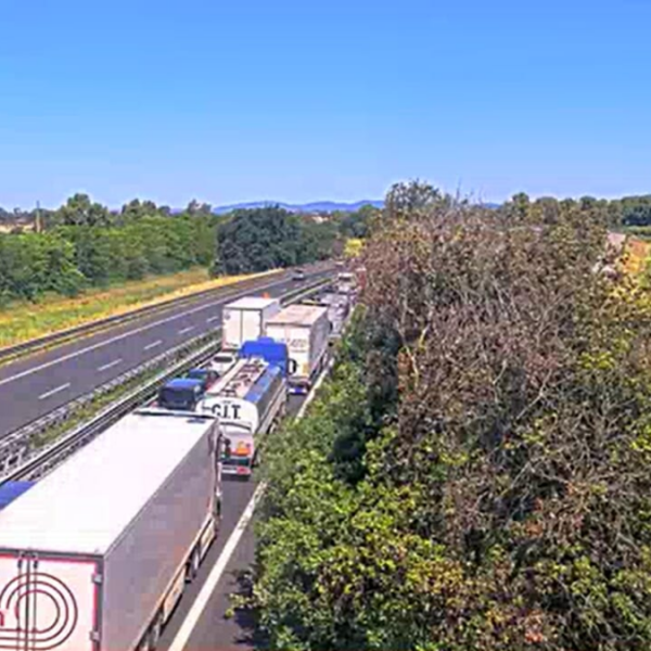 Incidente in autostrada, escavatore devasta cavalcavia. Crollano detriti, tratto chiuso: tutto bloccato