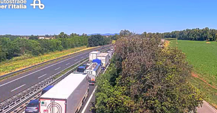 Incidente in autostrada, escavatore devasta cavalcavia. Crollano detriti, tratto chiuso: tutto bloccato