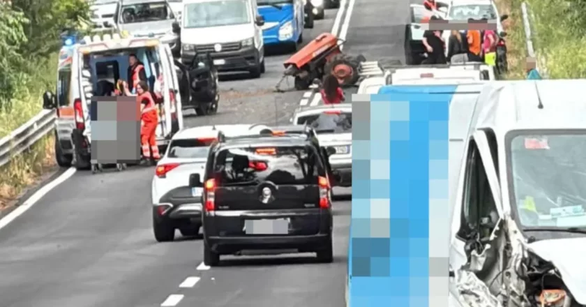 Salaria nel caos dopo il maxi incidente: traffico bloccato e soccorsi sul posto