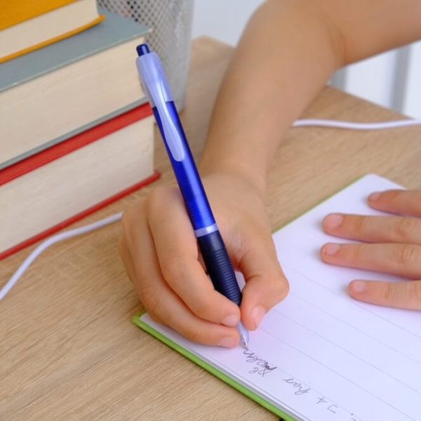 La Svezia torna a carta e penna