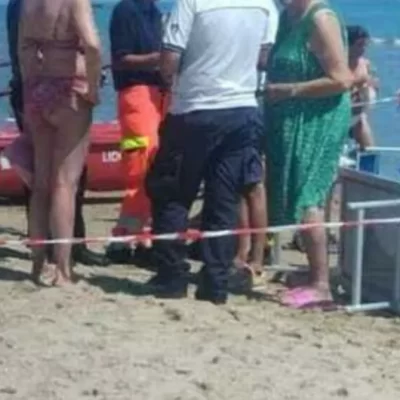 Tragedia in spiaggia a Bibione, turista muore davanti ai bagnanti: inutili i soccorsi