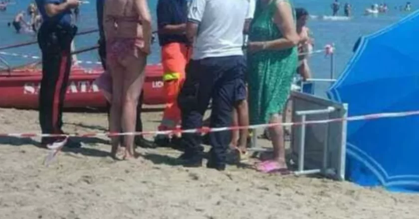 Tragedia in spiaggia a Bibione, turista muore davanti ai bagnanti: inutili i soccorsi