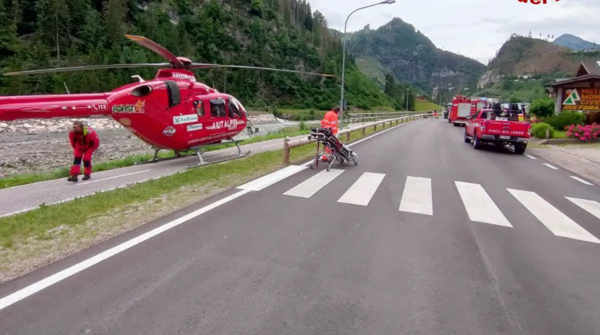 Soccorsi e vigili del fuoco sul luogo del maxi incidente in Val Pusteria vicino Brunico