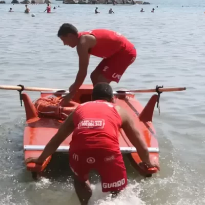 Malore in mare a Quercianella, muore una donna di 87 anni mentre fa il bagno