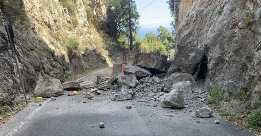 Italia, frana sulla provinciale: centinaia di persone isolate