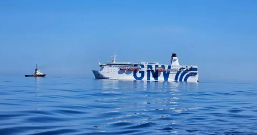 Un viaggio che si  trasforma in incubo: incendio nella notte sulla GNV Azzurra
