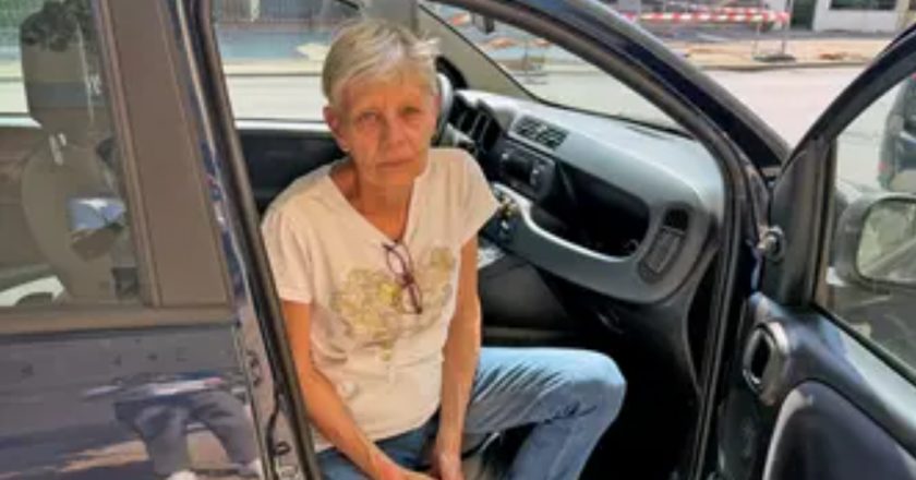 Joanne, 69 anni e la residenza dentro l’auto dopo lo sfratto: “voglio vivere con dignità\”