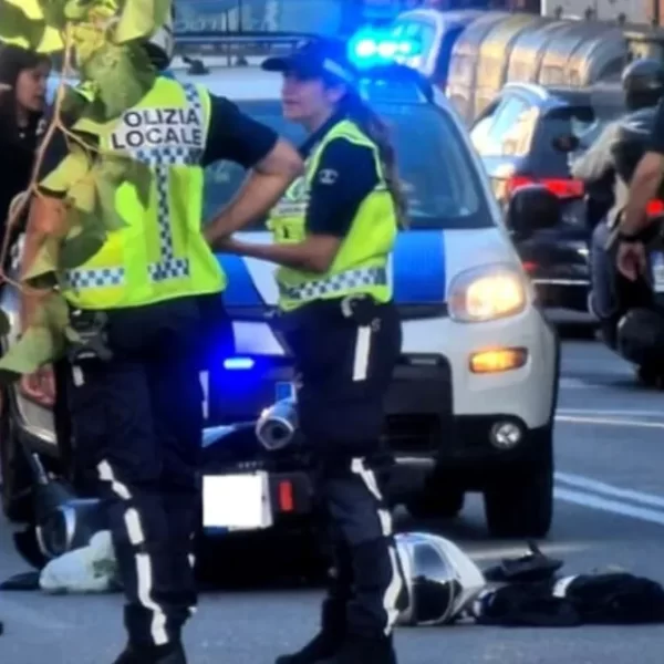 Auto investe tre pedoni a Genova: paura a Cornigliano