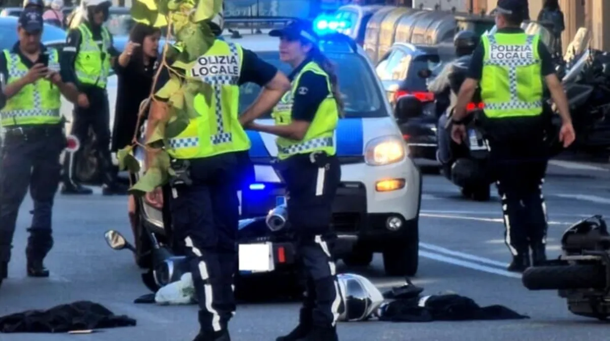 Auto finisce sul marciapiede e investe tre pedoni in piazza Massena a Cornigliano, Genova, durante l'intervento dei soccorsi