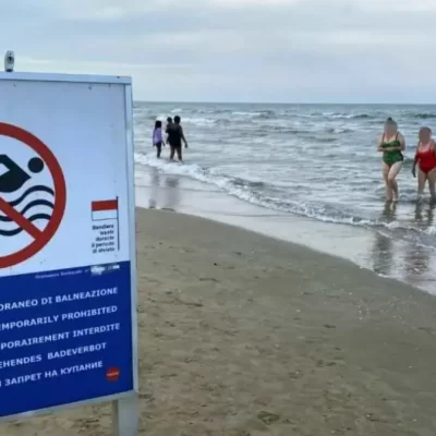 Batterio Vibrio nel mare, cos’è e perché aumenta con il caldo: i rischi per chi fa il bagno e come prevenirli