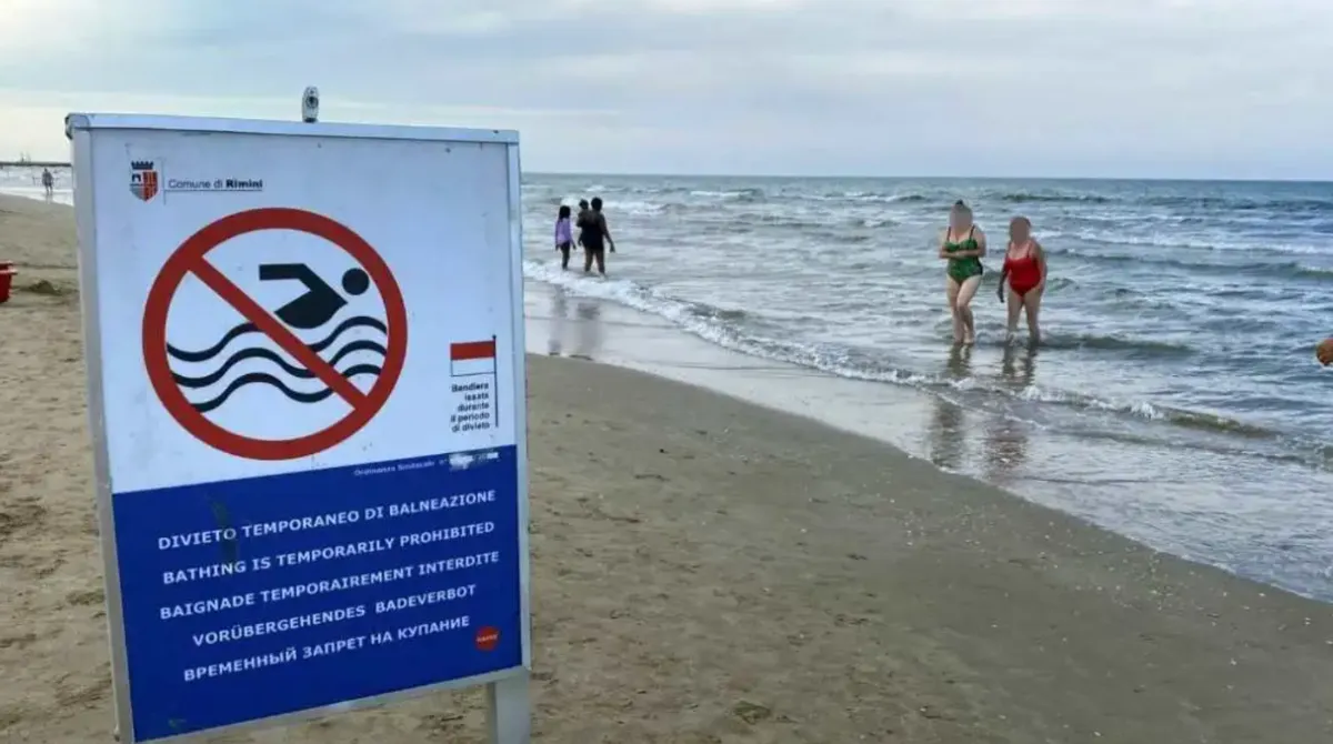 Acque calde e poco profonde del mare in estate, a illustrare l'articolo sul batterio Vibrio e i rischi per i bagnanti
