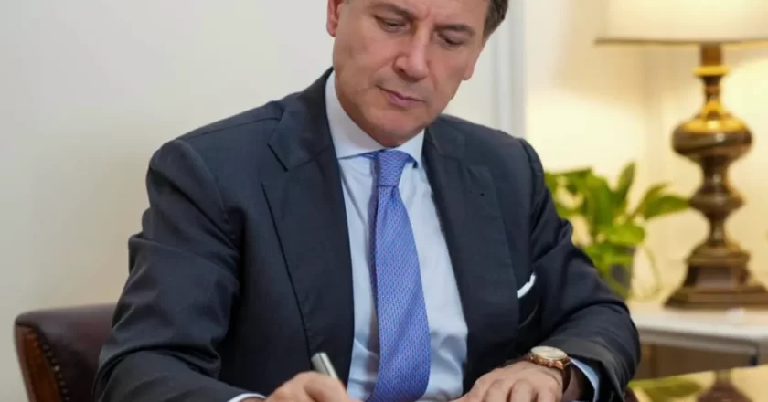 Commissione Covid, Bignami (FdI) si dimette per essere audito e sfida Conte. Lui replica: “Chiedo di parlare da due anni”