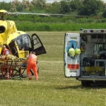 Elicottero precipita sul Lago Maggiore a Lesa: morto il pilota, tre turisti feriti