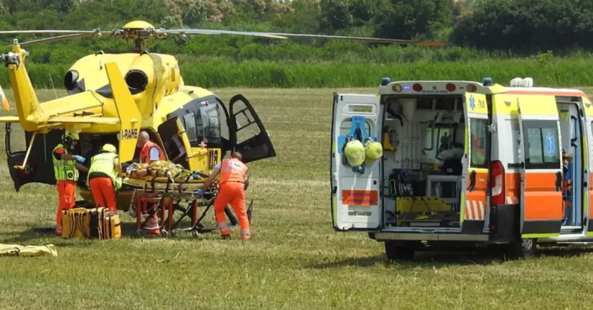 Elicottero precipita sul Lago Maggiore a Lesa: morto il pilota, tre turisti feriti