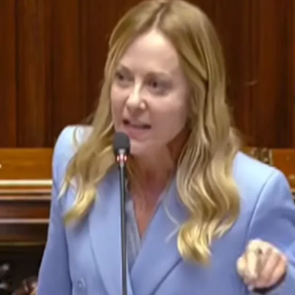 Meloni sbotta e risponde a Silvestri: “Mai indossato ginocchiere”