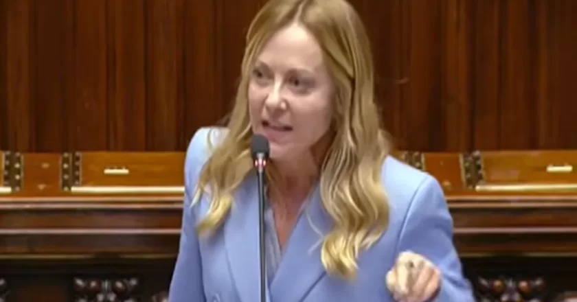 Meloni sbotta e risponde a Silvestri: “Mai indossato ginocchiere”