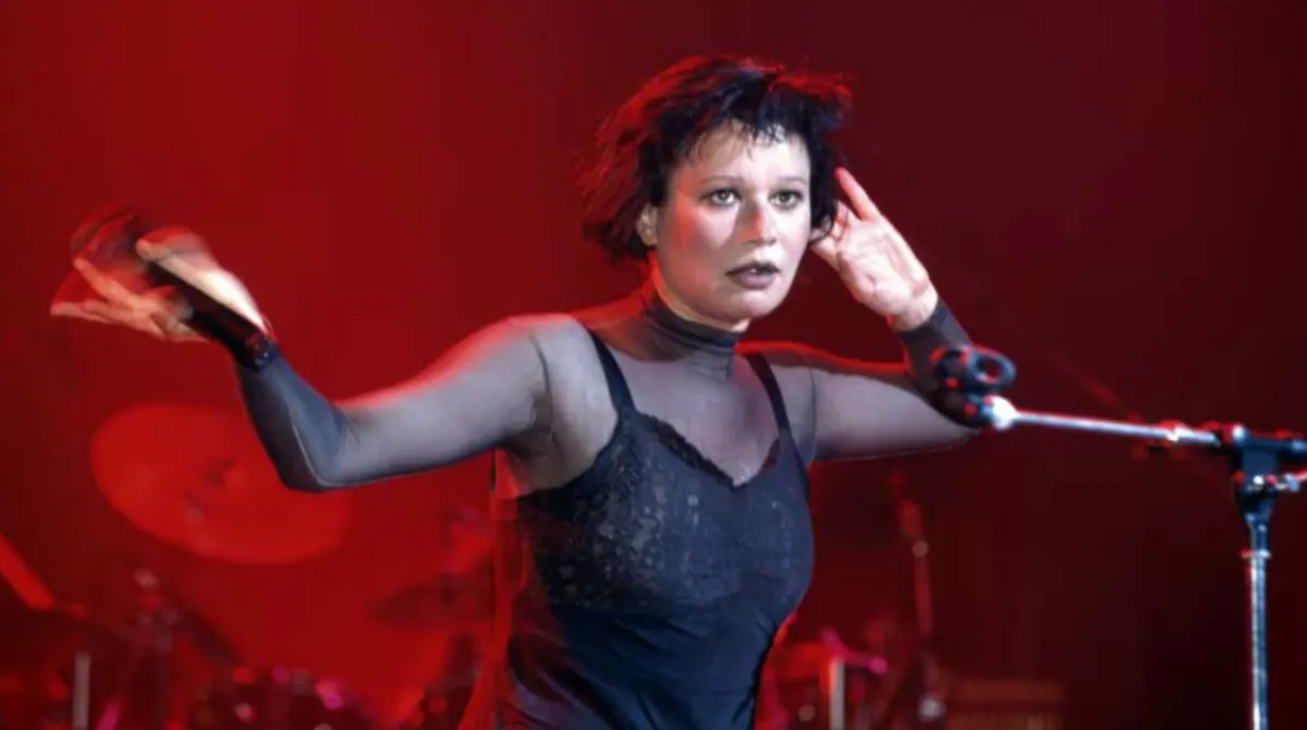 Microfono d'epoca in bianco e nero con una rosa, immagine simbolica per ricordare la cantante francese Guesch Patti, scomparsa a Parigi a 80 anni