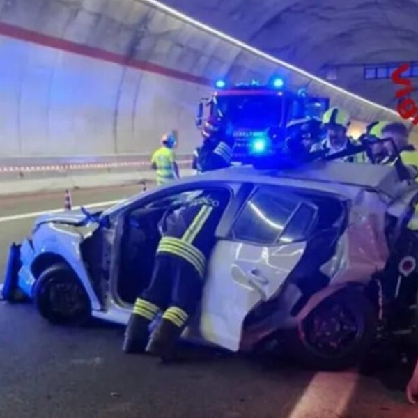 Tragedia in autostrada, schianto choc in galleria: ci sono morti