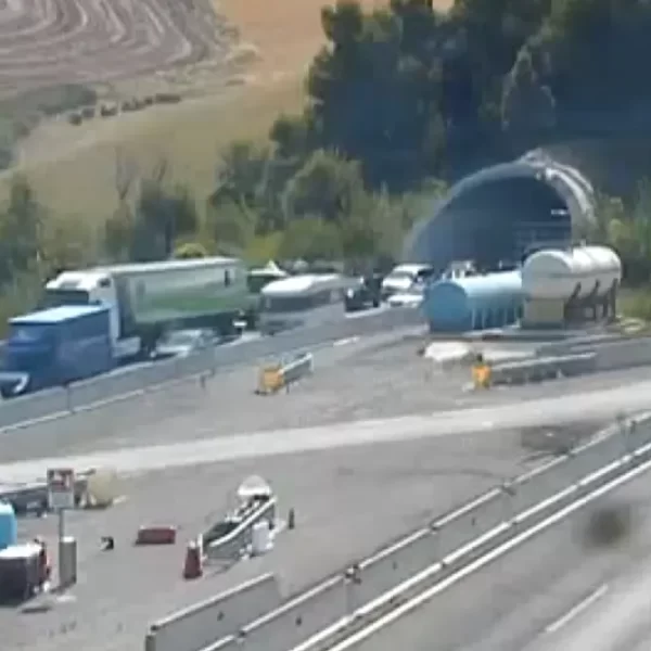 Incidente sull’A14 tra Roseto e Giulianova: auto contro camion, otto km di coda e tratto chiuso