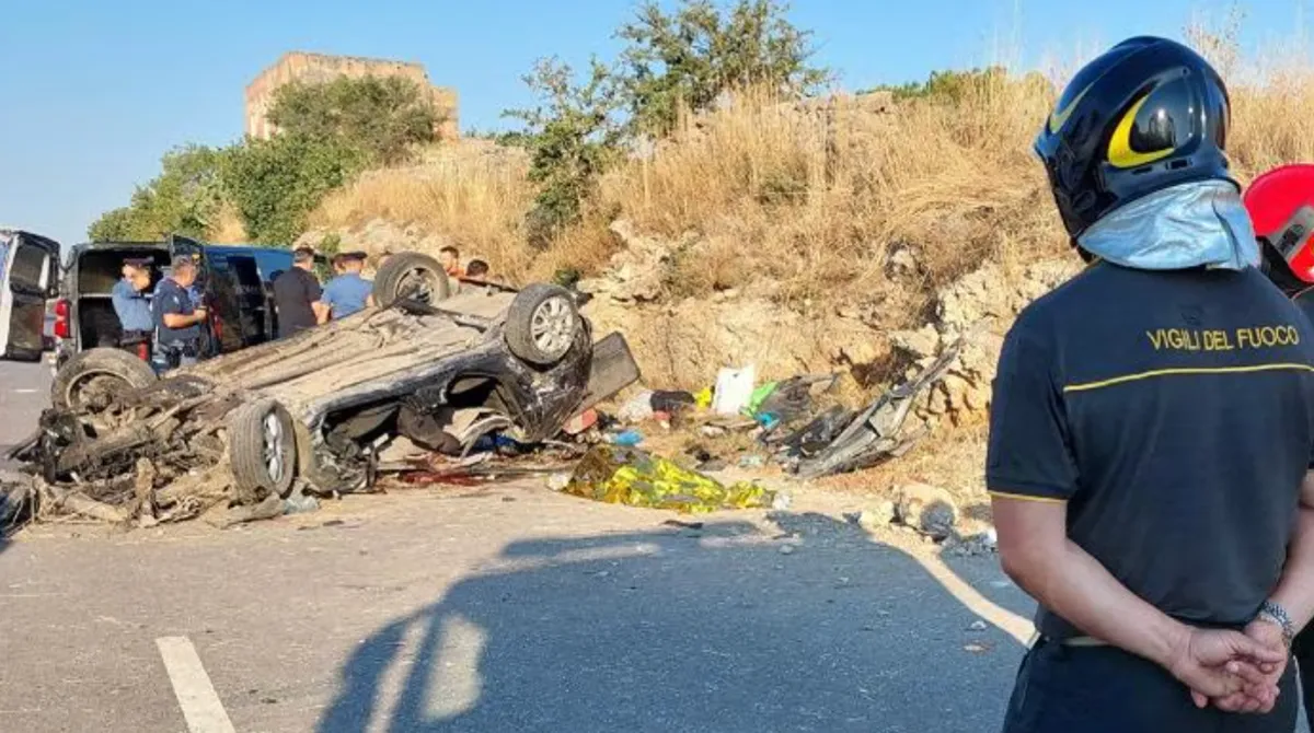 Auto distrutta dopo il tragico incidente sulla statale 89 tra Foggia e Manfredonia costato la vita a tre giovani.