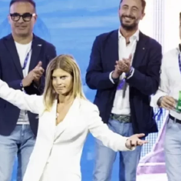 Convention di Futuro Nazionale, è polemica per il “camerati” dal palco