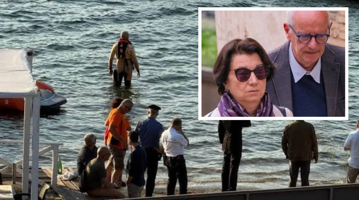 Lago di Vico all'alba con una piccola imbarcazione e mezzi di soccorso, a illustrare le ricerche di Giuseppe Cavallari, marito della ministra Roccella