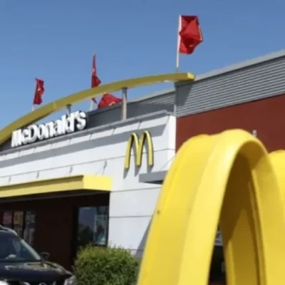 Sparatoria nel parcheggio di un McDonald’s: feriti un padre e la figlia di 11 anni, arrestato un 18enne