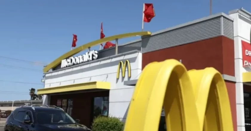 Sparatoria nel parcheggio di un McDonald’s: feriti un padre e la figlia di 11 anni, arrestato un 18enne