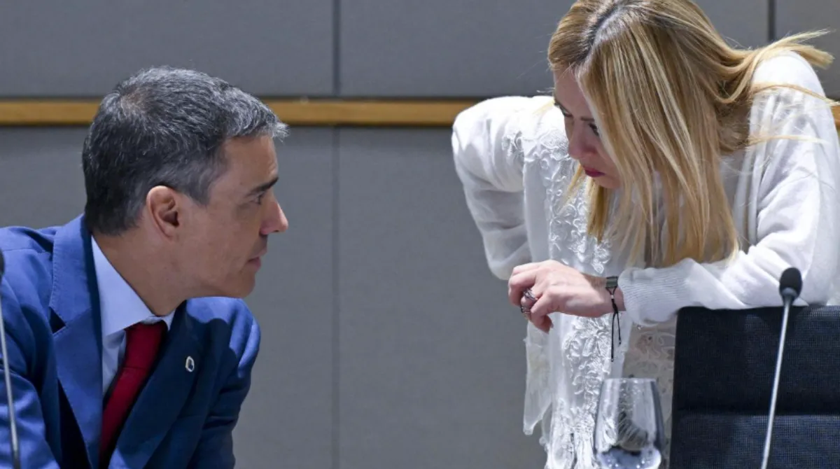 Meloni e Sánchez trovano un'intesa inattesa al vertice di Bruxelles: la battaglia comune contro l'Europa guidata dalle grandi potenze. Cosa è emerso dal Consiglio.