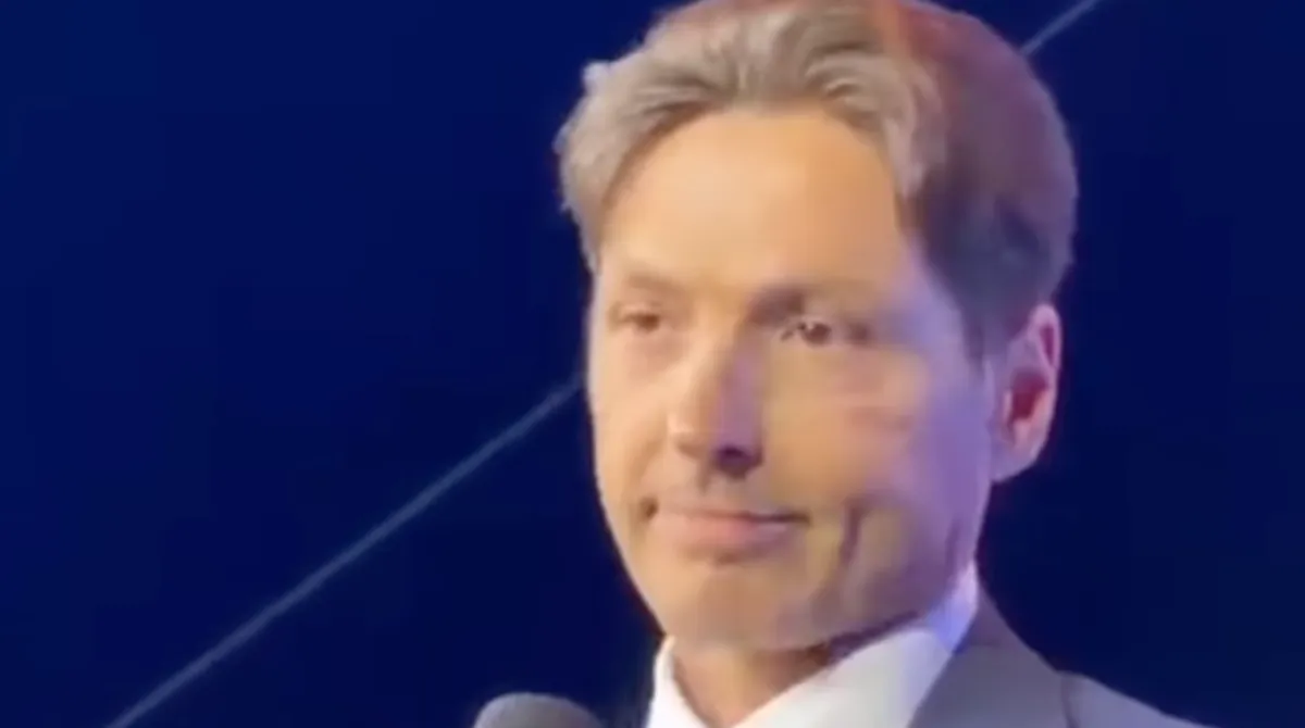 Pier Silvio Berlusconi commosso sul palco dell'evento Mediaset a Cologno Monzese dopo l'incidente stradale