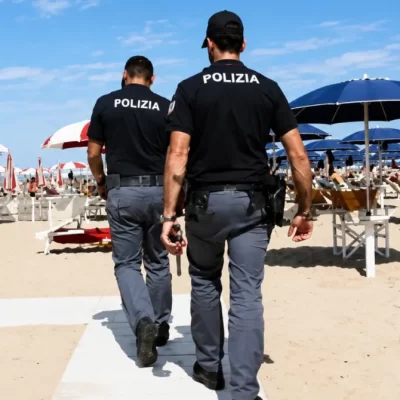 San Benedetto del Tronto, molesta una 22enne in spiaggia: inseguito e bloccato dai bagnanti