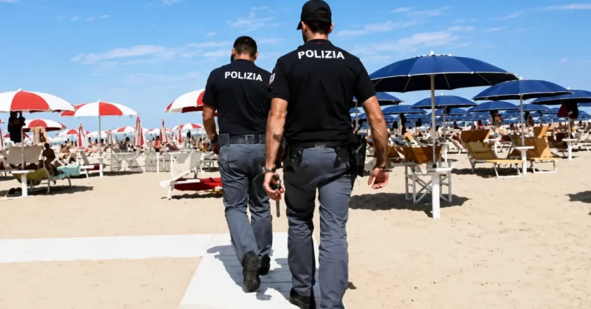 San Benedetto del Tronto, molesta una 22enne in spiaggia: inseguito e bloccato dai bagnanti