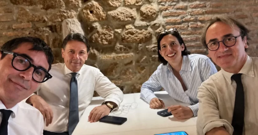 Fratoianni posta la foto del campo largo con Conte, Schlein e Bonelli: pioggia di sfottò