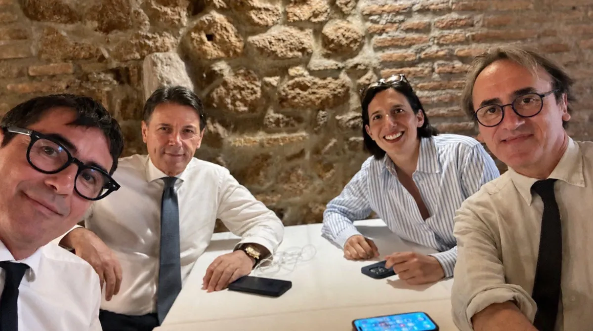Fratoianni posta la foto del campo largo con Conte, Schlein e Bonelli: pioggia di sfottò