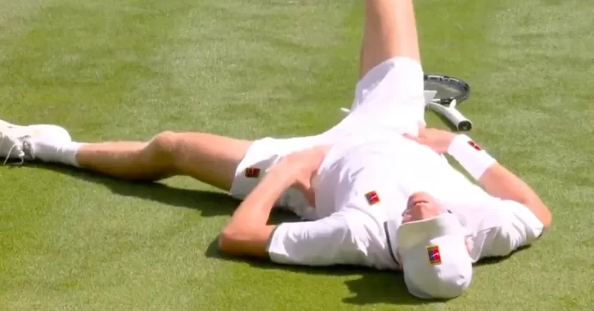 Wimbledon 2026, esordio di Sinner contro Kecmanovic: brutta caduta sul Centrale, ma l’azzurro continua