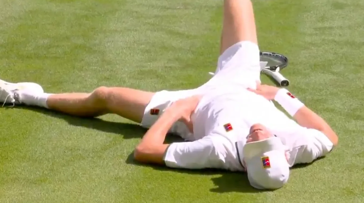 Campo in erba di Wimbledon con le tribune sullo sfondo, a illustrare l'esordio di Jannik Sinner contro Kecmanovic nell'edizione 2026